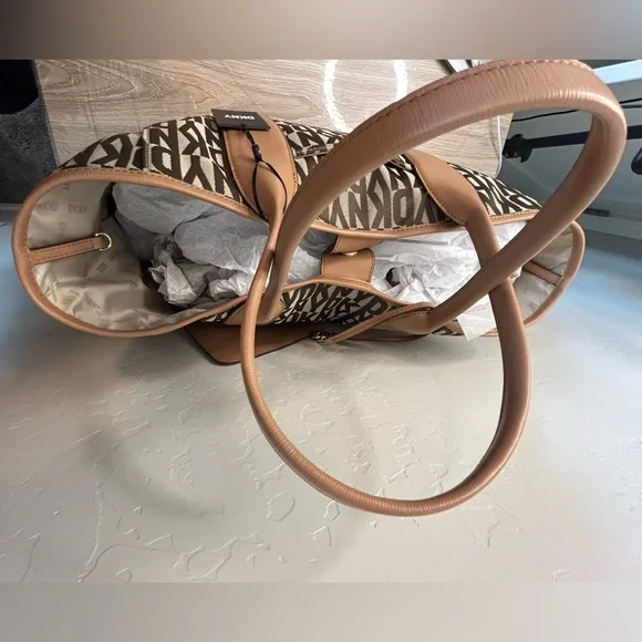 DKNY Tote NWT & Wristlet NWOT BUNDLE - Picture 10 of 14